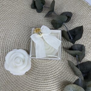 Подаъчен свещ в формата на роза