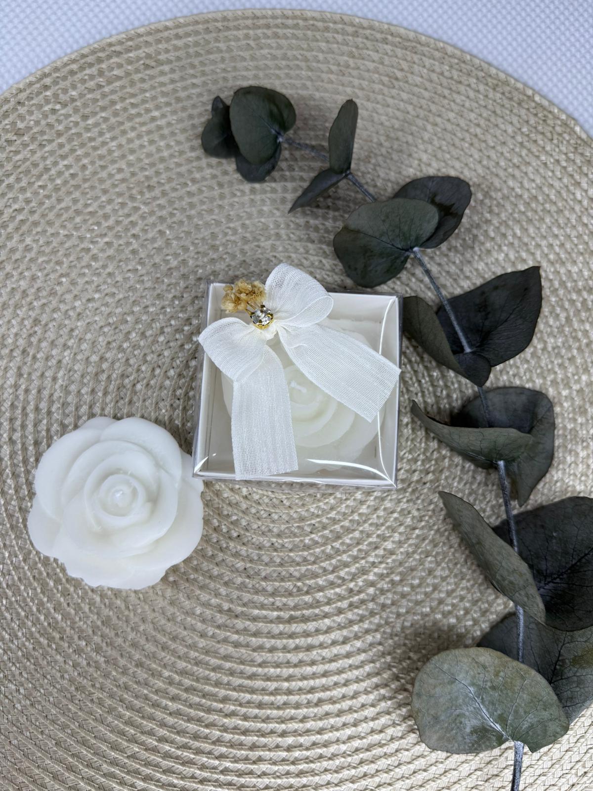 Подаъчен свещ в формата на роза